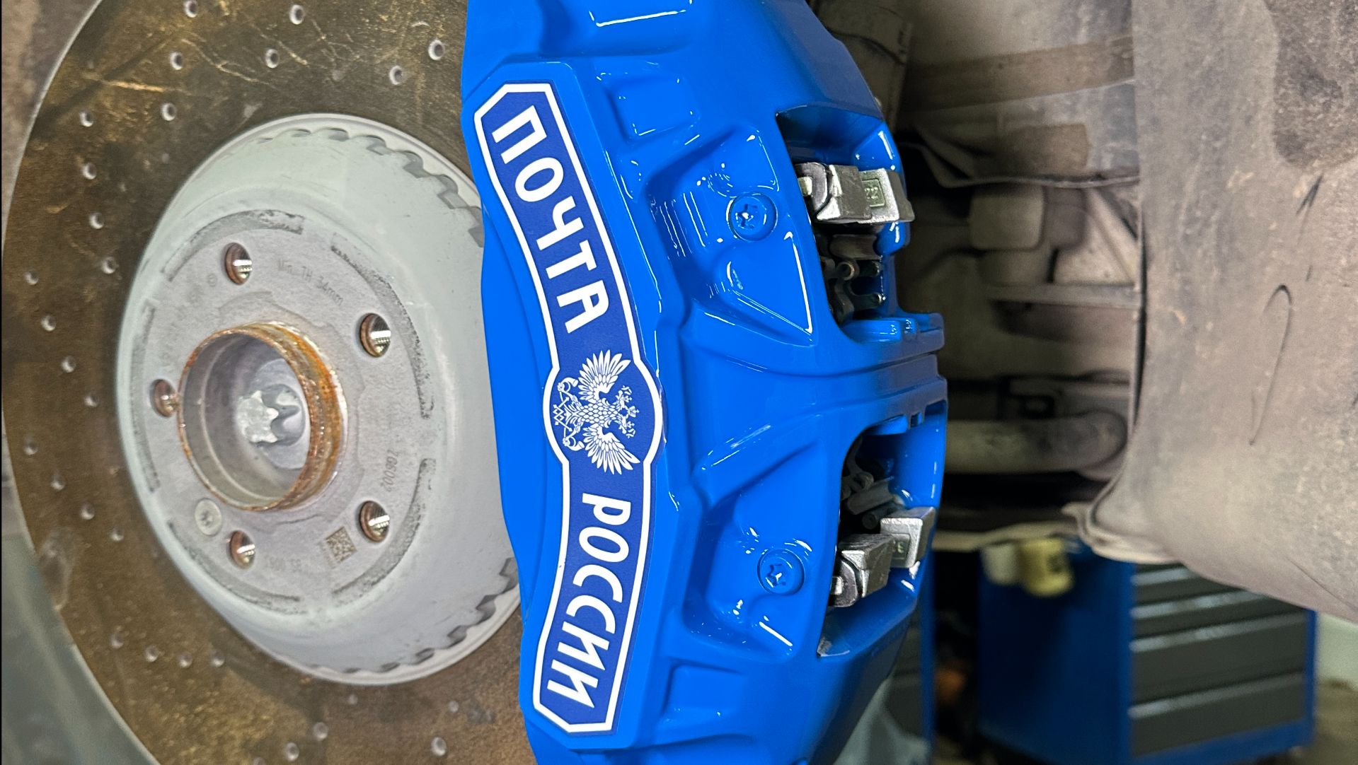 Mercedes S-Class в 223 кузове - покраска тормозных суппортов смотреть онлайн