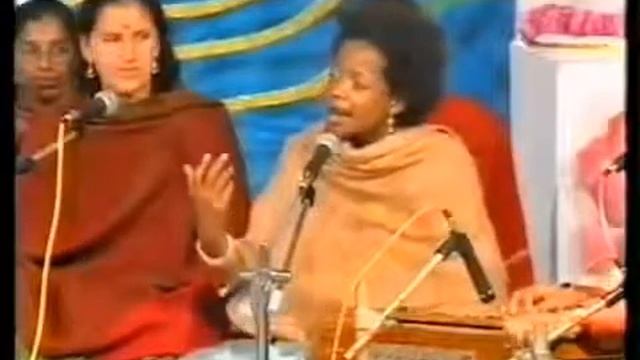 12.01.1998 г. Муладхара чакра. Арун Апте в присутствии Шри Матаджи. Рага Шьям Кальян. смотреть онлайн