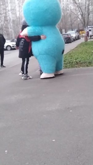 Мой друг Максим танцует с Лабубой.