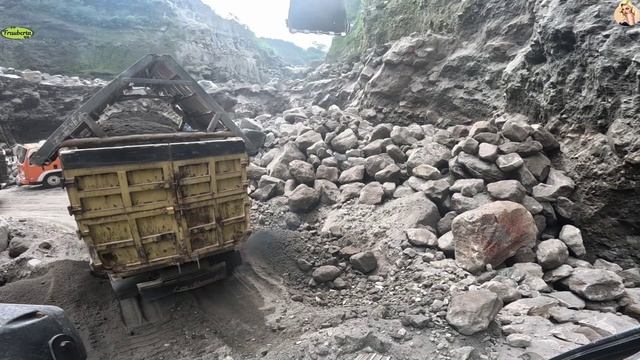 Строительство, экскаватор копает песок смотреть онлайн