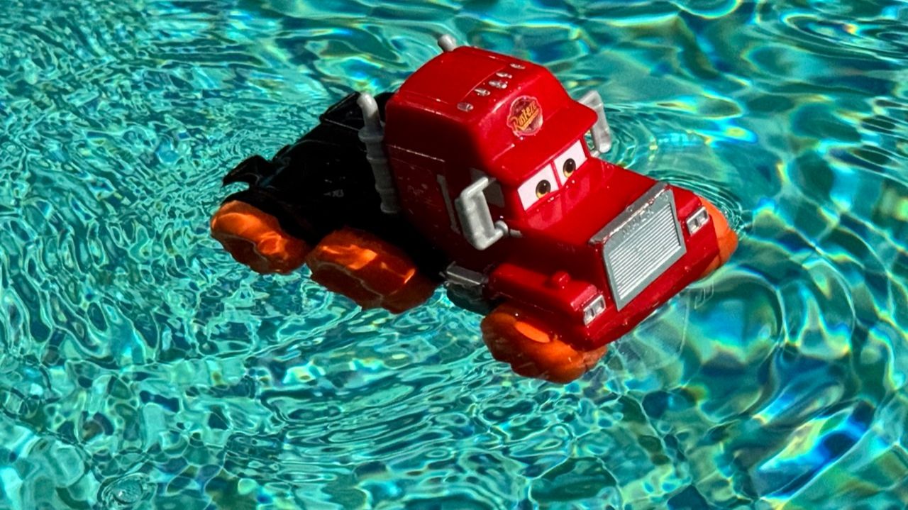 Машинки Маккуин Тачки и грузовичок Мак купаются летом в бассейне. Новые мини-машинки Маквин #тачки смотреть онлайн