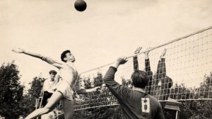 Искусственный интеллект Алиса AI оживил старую волейбольную фотографию