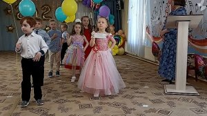 Красивый танец на выпускном в детском саду