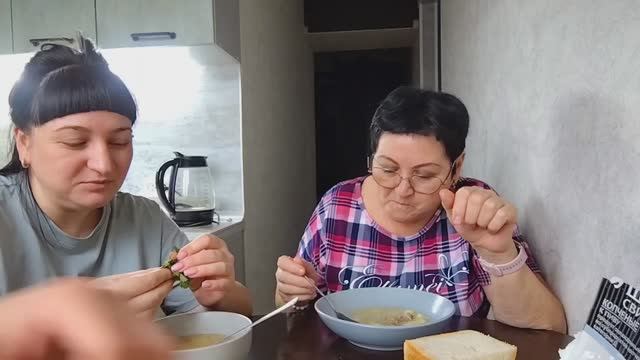 ПОВСЕДНЕВНАЯ ЖИЗНЬ В СЕЛЕ/ЮЛЯ ПРИГОТОВИЛА СУП КУРИНЫЙ/ОБЕД С ВАМИ// смотреть онлайн