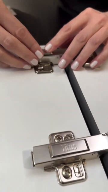 Петля T-type PressTo с фиксацией без инструментов обеспечивает самую быструю сборку. смотреть онлайн