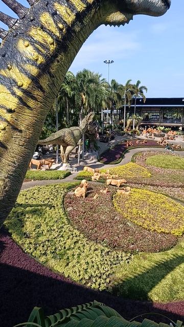 Остановись… ты не один в этом саду 🦕 Юрский период по-тайски: что скрывает Nong Nooch? смотреть онлайн