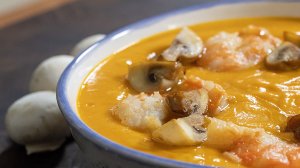 Суп который можно не готовить. Тыквенный том ям с креветками и грибами