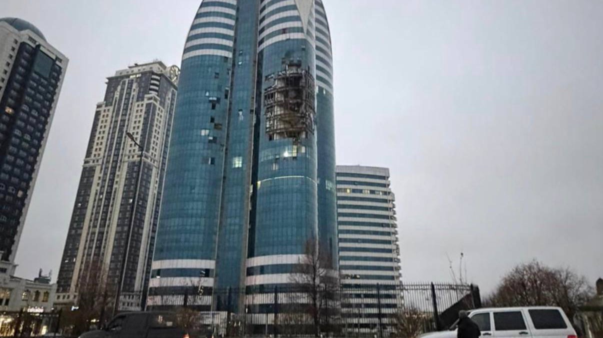 Появились кадры атаки БПЛА на Грозный. Атакован небоскрёб в Грозный-сити. 05.12.2025 смотреть онлайн