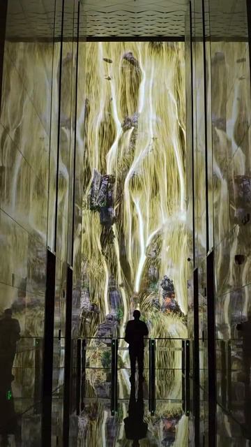 Иммерсивное пространство: LED-стена превращает торговый центр в зону ярких впечатлений!