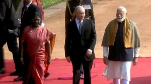 2025. Премьер министр Моди и президент России Путин на торжественной встрече в Индии.