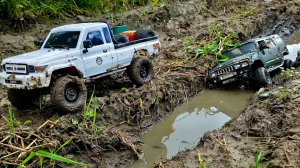 С трудом вытащили ЗАСТРЯВШИЙ HUMMER из грязи ... RC OFFroad 4x4