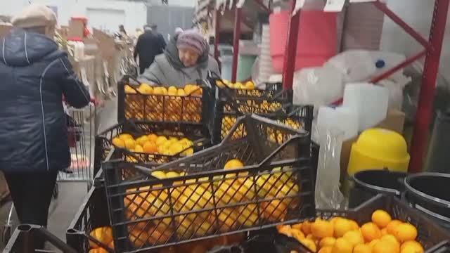 АЖИОТАЖ в _Светофоре_ Люди раскупают продукты Дешевле! смотреть онлайн