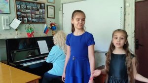 Балалаевы Лидия и Елизавета, Русская народная песня "Как у наших у ворот"