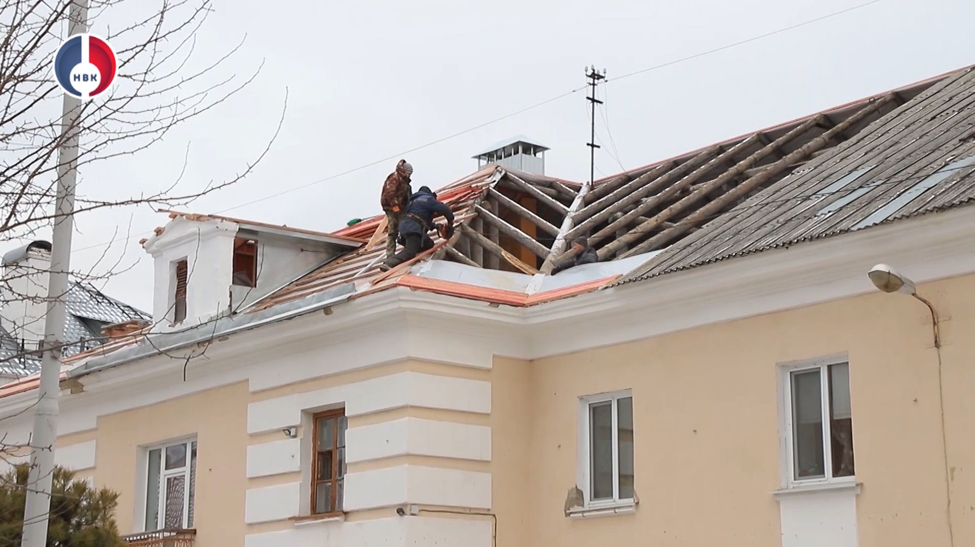 На доме по адресу Садовая, 27 строители в кратчайший срок восстановили кровлю смотреть онлайн