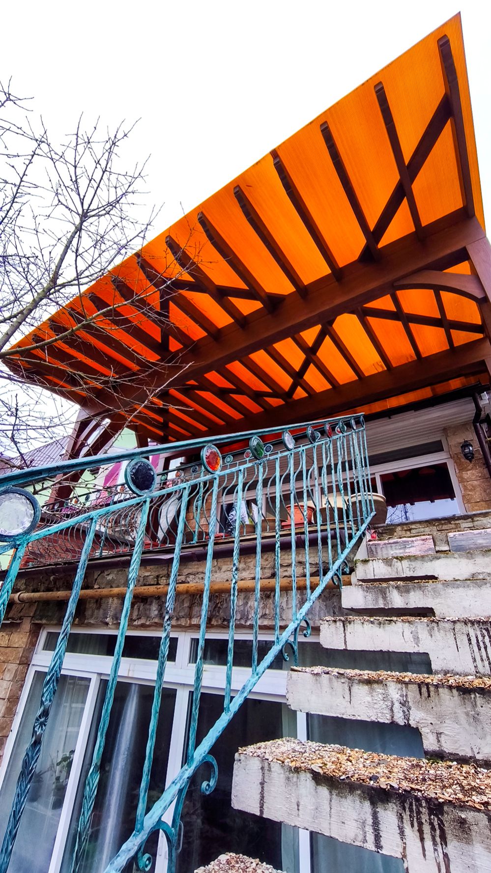 Мощный и изящный, надежный и практичный: навес из клееного бруса на террасе таунхауса