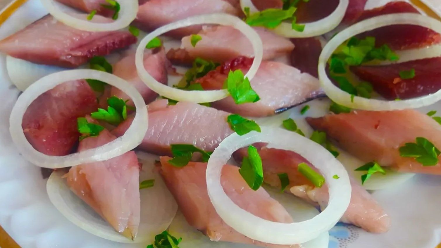 Как быстро почистить селедку от костей. Как разделать селедку на филе и подать к праздничному столу