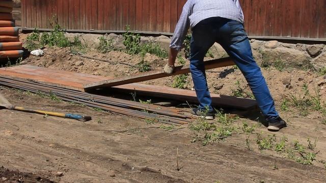 Ремонт старого дома. Подготовка несущей стены под террасу. Прокладка канализации. смотреть онлайн