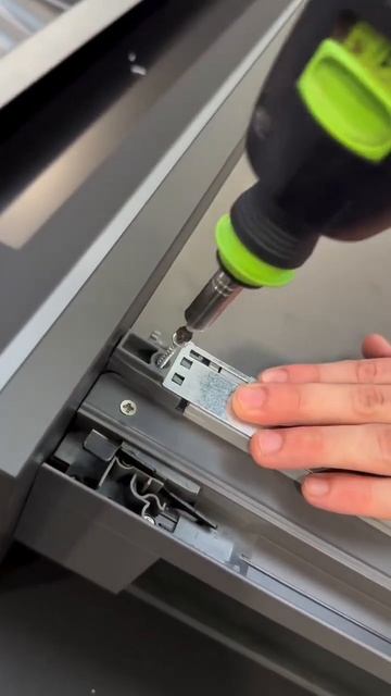 Ящик Slimline Tacto с с сенсорной системой push to open и встроенным доводчиком. смотреть онлайн