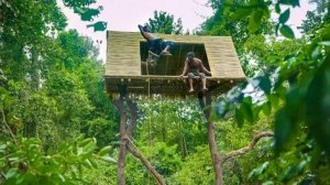 Построили секретный домик на дереве.