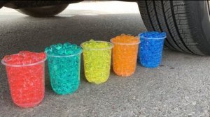 Машина давит предметы колесом! Эксперименты! Давим цветные стаканчики с орбизами! Залипалка ASMR