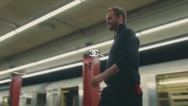 Презентация дебютной коллекции CHANEL Métiers d’art 2026 смотреть онлайн