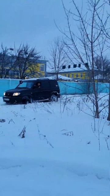 Уаз патриот пытается пробиться по плотному снегу после оттепели  #уаз