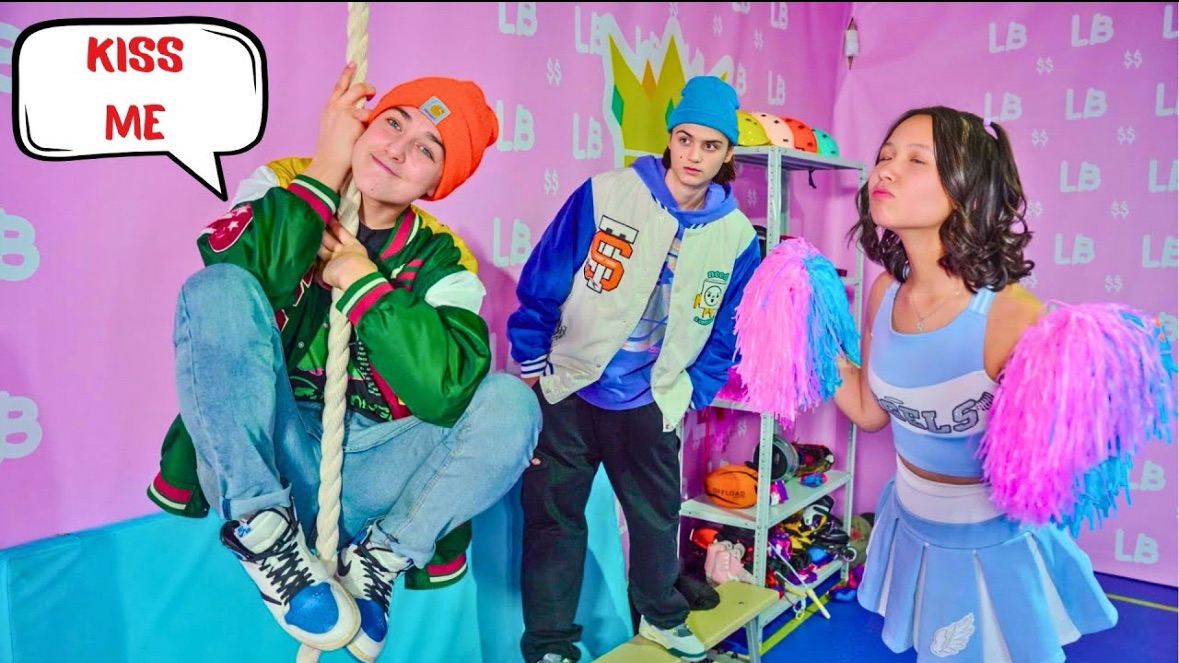 КТО ПОМОЖЕТ СПАСТИ ФУТБОЛИСТА? ПОЦЕЛУЙ ОТ ЧЕРЛИДЕРШИ! смотреть онлайн