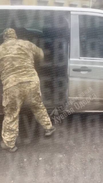 Одессит уезжает в территориальный центр комплектования смотреть онлайн