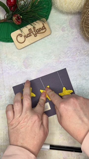 Новогодняя открытка с вязаными звёздами смотреть онлайн