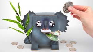 Самодельная очаровательная смешная копилка, которая ест монетки