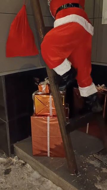 Новый год 2025 Екатеринбург. Украшения и ёлки в Академическом районе. Часть 4 Санта с подарками. смотреть онлайн