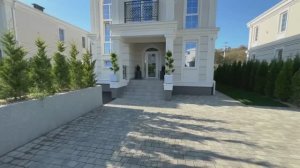 Дом с ремонтом, бассейном и теннисным кортом !