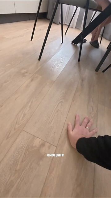 Почему кварцвинил выгнуло? Пленка под SPC совсем не лишнее🫣 , кстати с ламинатом такая же история