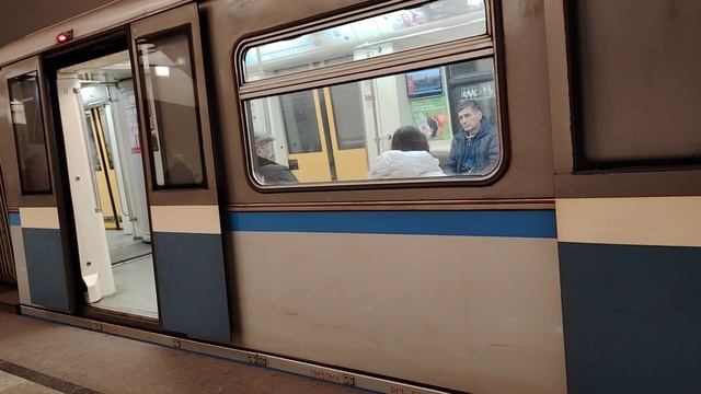 Электропоезд 81-740/741 Русич на станции метро Строгино смотреть онлайн