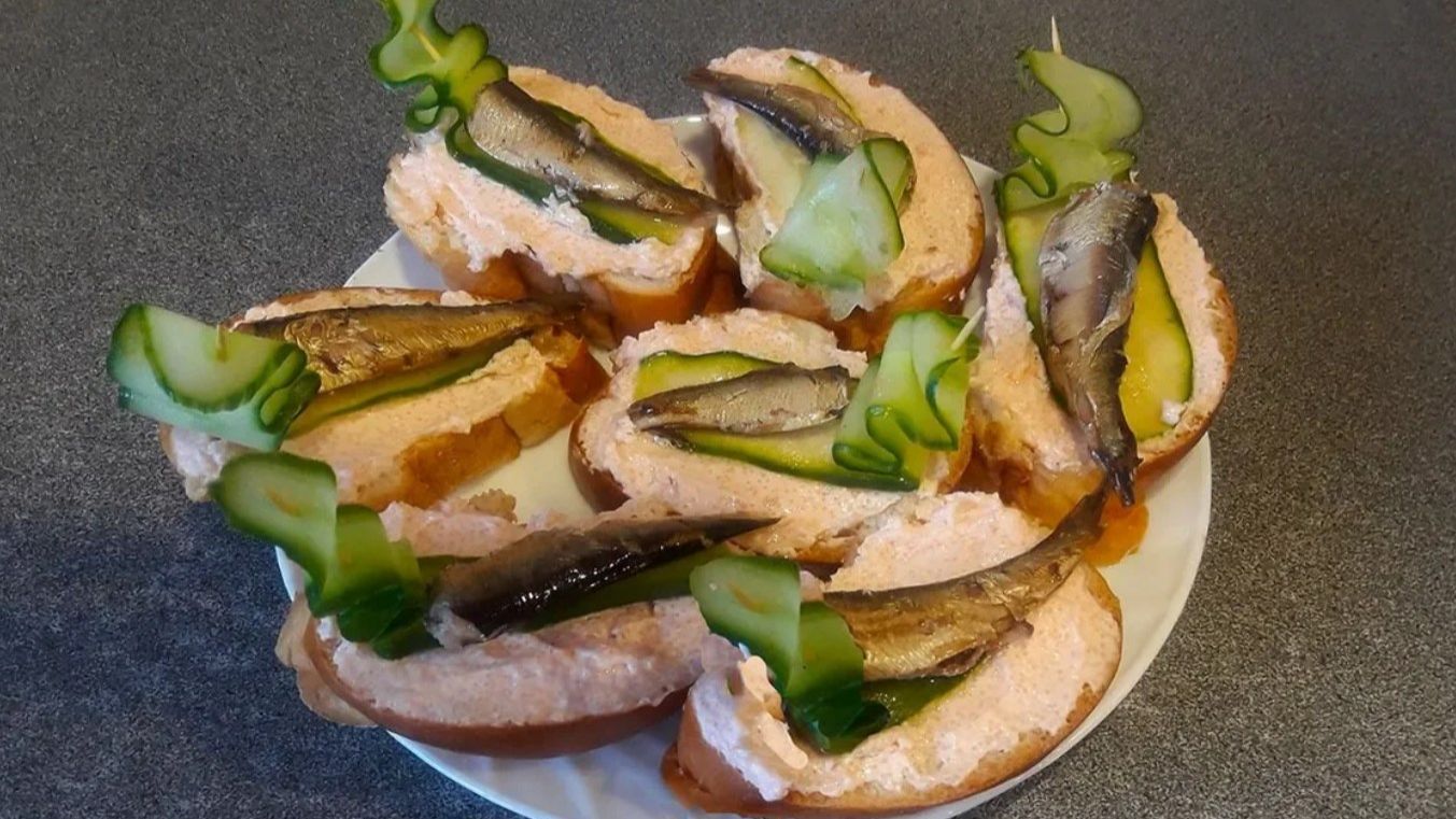 Бутерброды с рыбой и икрой на праздничный и Новогодний стол. Закуска из шпрот на скорую руку