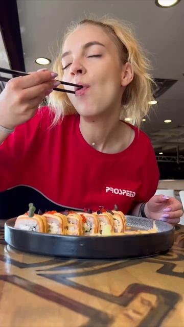 Каждый понедельник в «ШАТО ВИНТАЖ» действует акция 1+1 на наши изумительные роллы!