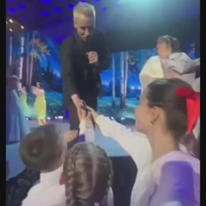 Какая же счастливая детвора... И неподдельная радость, и счастье в глазах...