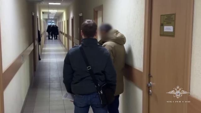 В Новосибирске полицейские задержали подозреваемых в хищении денег у военнослужащих смотреть онлайн