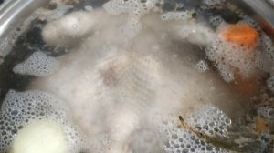 Как сварить курицу  в кастрюле целиком