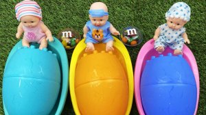 Мультики для девочек. Смешиваем куколки и конфетки в ярких ванночках. Смотреть мультики для малышей.