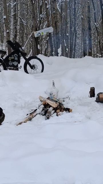 Положил баллон из под газа турист в костёр. Что будет ? смотреть онлайн