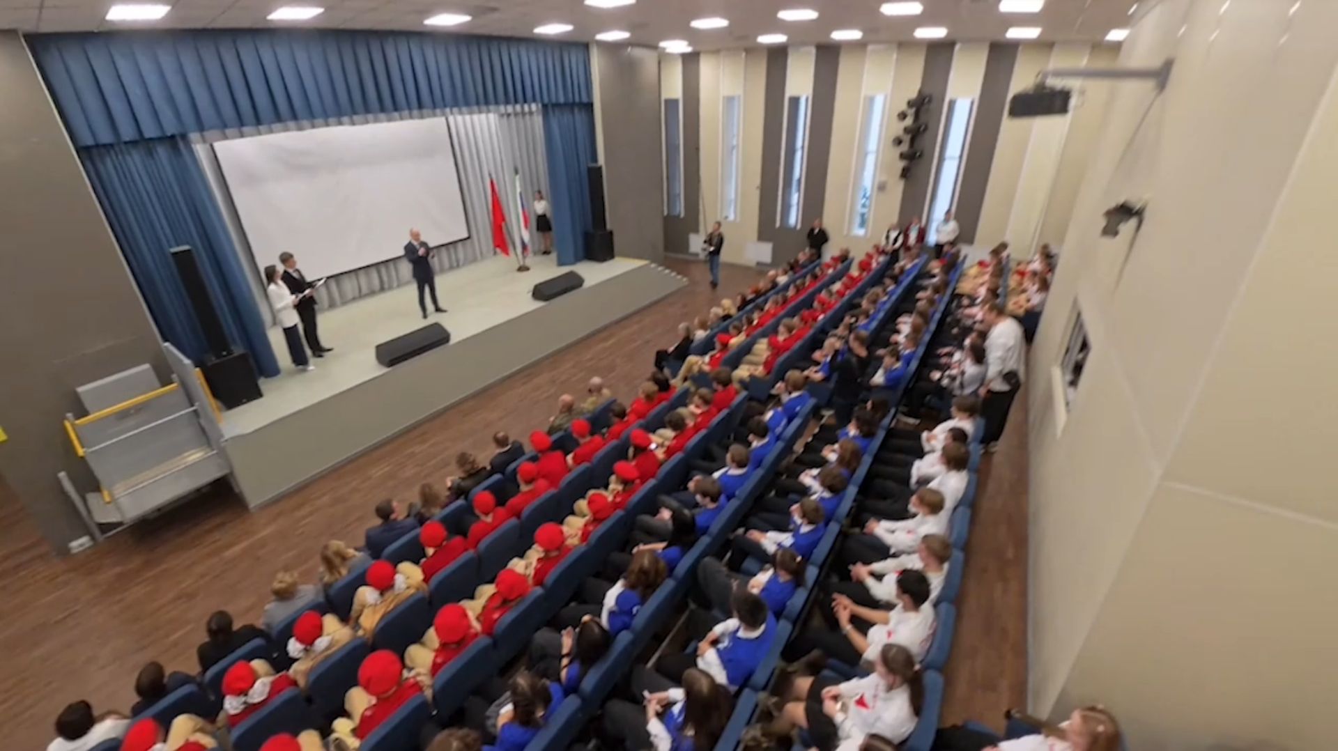 Максим Красноцветов посетил молодёжный патриотический форум «Я-патриот» смотреть онлайн