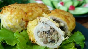 Котлеты по-гомельски. Сочные котлеты с начинкой из грибов и сыра, в картофельной панировке.