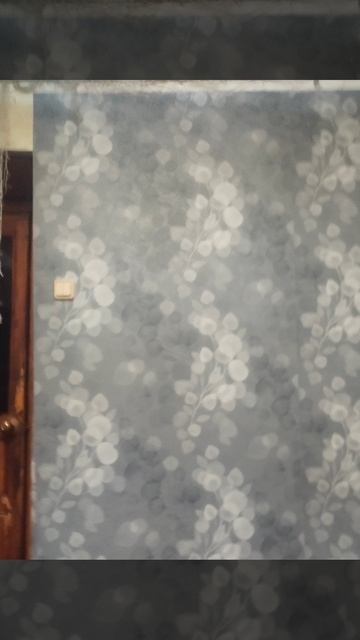 я клеил обои