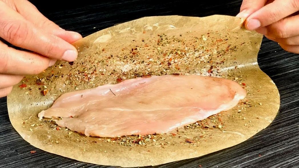 КУРИНАЯ ГРУДКА В ПЕРГАМЕНТЕ НА СКОВОРОДЕ СО СПЕЦИЯМИ 😋👍