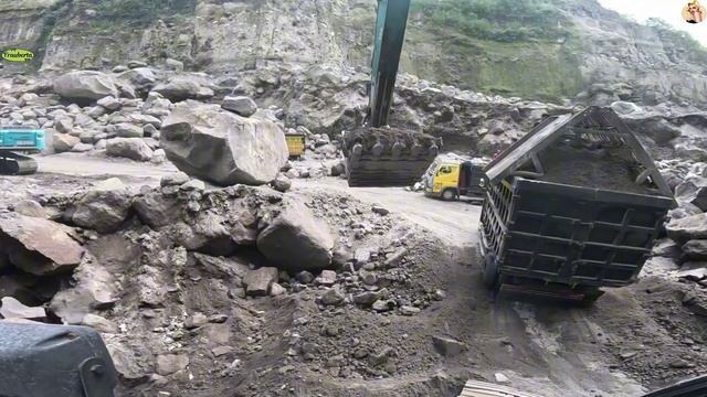 Строительство, экскаватор копает песок смотреть онлайн