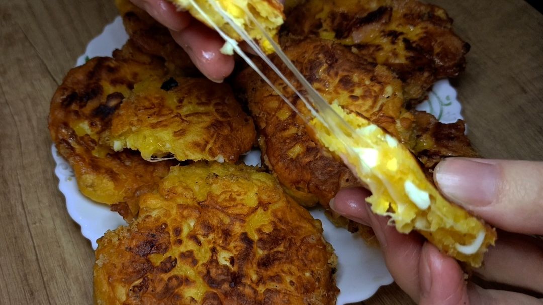 Ленивые пирожки с яйцом, колбасой и сыром на сковороде. Простые рецепты смотреть онлайн