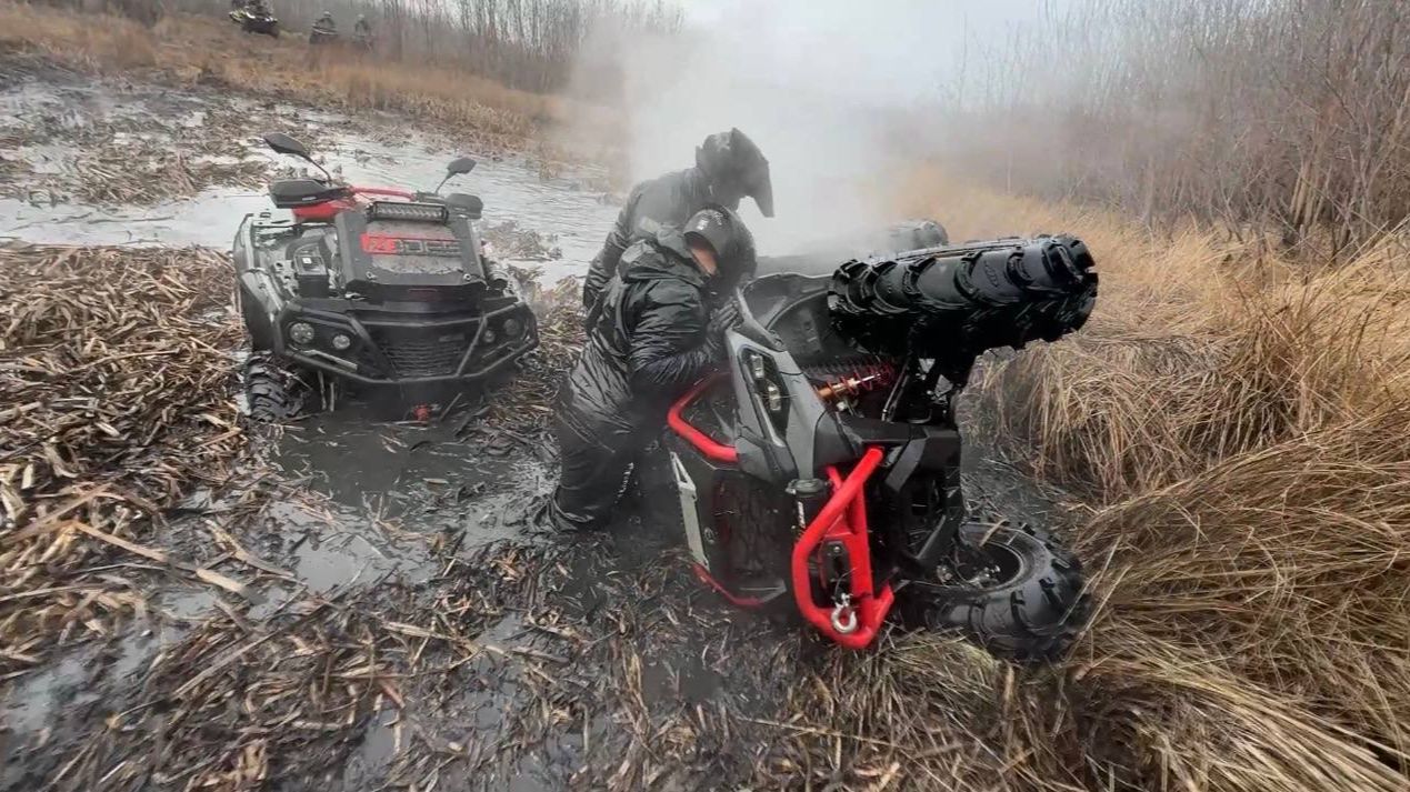 42 квадроцикла🚜 перевернули BRP🫣 доехали только сильнейшие💪🏼 Квадробратья ВЛГ покоряют грязь🔥 смотреть онлайн