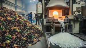 Процесс переработки использованных стеклянных бутылок и аллюминия в новые предметы. Индия