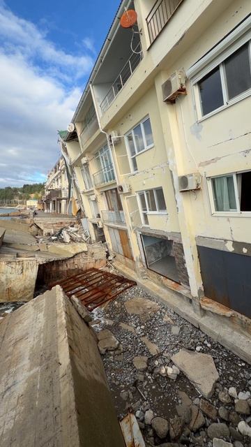 Жесть на Волконке! Рухнут в море? #море #волконка #сочи #жесть смотреть онлайн